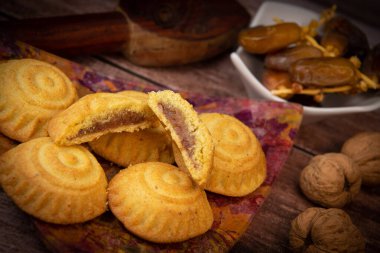 Geleneksel bayram bayramı ya da içinde hurma, fındık ve reçel bulunan Mamul kurabiyeleri, el Fitr ve Paskalya için Arap tatlıları, yüksek kaliteli fotoğraf