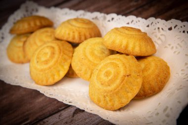 Geleneksel bayram bayramı ya da içinde hurma, fındık ve reçel bulunan Mamul kurabiyeleri, el Fitr ve Paskalya için Arap tatlıları, yüksek kaliteli fotoğraf