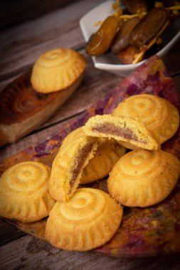 Geleneksel bayram bayramı ya da içinde hurma, fındık ve reçel bulunan Mamul kurabiyeleri, el Fitr ve Paskalya için Arap tatlıları, yüksek kaliteli fotoğraf