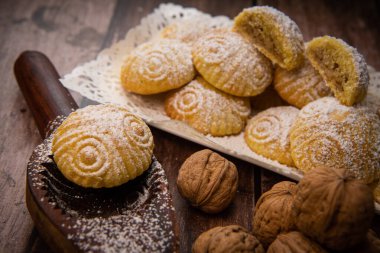 Geleneksel bayram bayramı ya da içinde hurma, fındık ve reçel bulunan Mamul kurabiyeleri, el Fitr ve Paskalya için Arap tatlıları, yüksek kaliteli fotoğraf