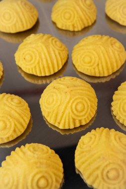 Geleneksel bayram bayramı ya da içinde hurma, fındık ve reçel bulunan Mamul kurabiyeleri, el Fitr ve Paskalya için Arap tatlıları, yüksek kaliteli fotoğraf