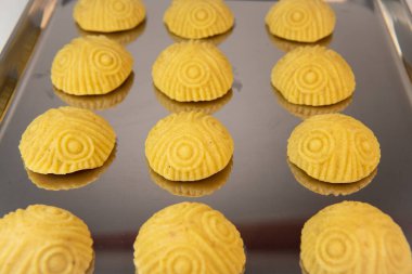 Geleneksel bayram bayramı ya da içinde hurma, fındık ve reçel bulunan Mamul kurabiyeleri, el Fitr ve Paskalya için Arap tatlıları, yüksek kaliteli fotoğraf