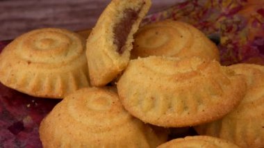 Geleneksel bayram bayramı ya da içinde hurma, fındık ve reçel bulunan Mamul kurabiyeleri, Yardım için Arap tatlıları ve Paskalya, yüksek kaliteli video