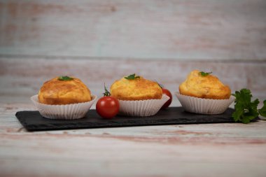 Mavi arka planda jambonlu ve peynirli tuzlu kek, yüksek kaliteli fotoğraf.