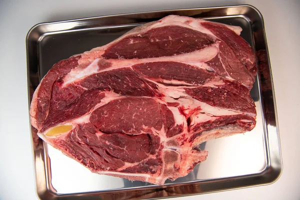 Rauwe Cowboy Biefstuk Met Kruiden Witte Achtergrond Rib Eye Bone — Stockfoto