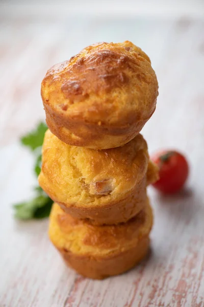 Herzhaftes Muffin Mit Schinken Und Käse Auf Blauem Hintergrund Hochwertiges — Stockfoto