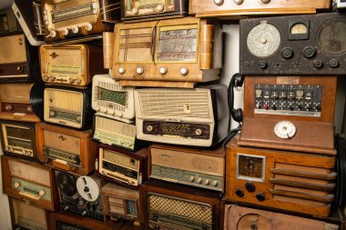 Fransa, Paris, Nisan-15-2023, eski radyo ve telefon alıcıları koleksiyonu 1950 dolaylarında. Müzik dinliyordum. Vintage instagram eski tarz filtrelenmiş fotoğraf, yüksek kaliteli fotoğraf