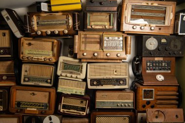 Retro radyo ve telefon alıcıları koleksiyonu. Yaklaşık 1950 'lerde. Müzik dinliyordum. Vintage instagram eski tarz filtrelenmiş fotoğraf, yüksek kaliteli fotoğraf