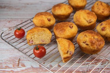 Mavi arka planda jambonlu ve peynirli tuzlu kek, yüksek kaliteli fotoğraf.