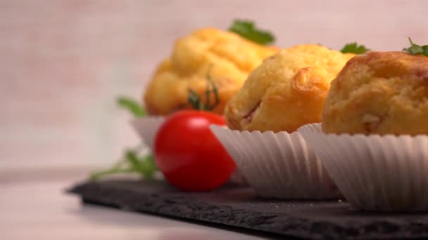 Muffin Salato Con Prosciutto Formaggio Sul Giradischi Video Alta Qualità — Video Stock