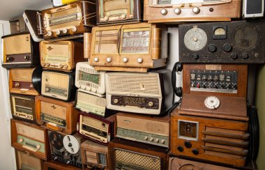Fransa, Paris, Nisan-15-2023, eski radyo ve telefon alıcıları koleksiyonu 1950 dolaylarında. Müzik dinliyordum. Vintage instagram eski tarz filtrelenmiş fotoğraf, yüksek kaliteli fotoğraf