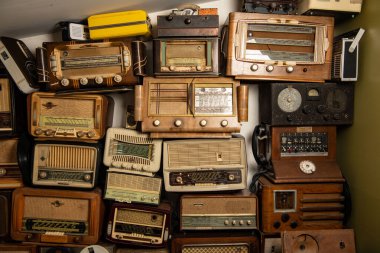 Fransa, Paris, Nisan-15-2023, eski radyo ve telefon alıcıları koleksiyonu 1950 dolaylarında. Müzik dinliyordum. Vintage instagram eski tarz filtrelenmiş fotoğraf, yüksek kaliteli fotoğraf