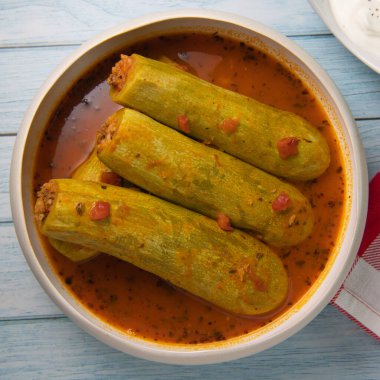 Lübnan usulü domates soslu doldurulmuş kabak tarifi, Yunan yoğurtlu Kouca Mehchi bi Banadoura. Yüksek kalite fotoğraf