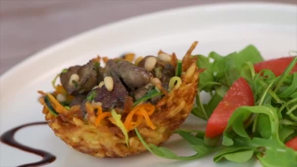 Receita Giblets Aves Ninho Batatas Fritas Com Foguete Salada Tomate — Vídeo de Stock