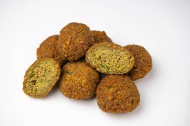 Tam ve yarım falafel, beyaz bir arka planda izole edilmiş, yüksek kalite fotoğraf.