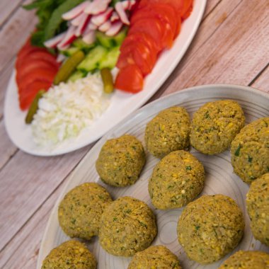 Kızarmış falafel topları, doğranmış baklagiller ve nohut, yüksek kaliteli fotoğraf.