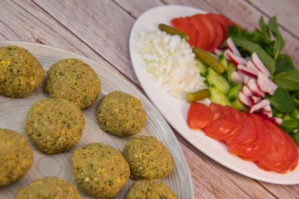 Kızarmış falafel topları, doğranmış baklagiller ve nohut, yüksek kaliteli fotoğraf.