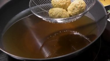 Ramazan Zevkleri, Humus Falafel, Orta Doğu Kültürü. Falafel topları kızartılıyor, Ateş Pişiriliyor, Kızarmış sokak yemekleri, yüksek kaliteli 4K görüntüler