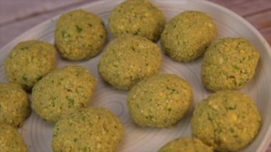 Kızarmış falafel topları, doğranmış baklagiller ve nohut. Yüksek kalite 4k görüntü