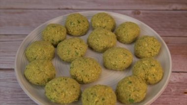 Kızarmış falafel topları, doğranmış baklagiller ve nohut. Yüksek kalite 4k görüntü
