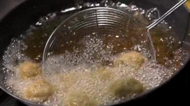 Ramazan Zevkleri, Humus Falafel, Orta Doğu Kültürü. Falafel topları kızartılıyor, Ateş Pişiriliyor, Kızarmış sokak yemekleri, yüksek kaliteli 4K görüntüler