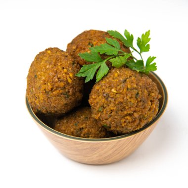 Tam ve yarım falafel, beyaz bir arka planda izole edilmiş, yüksek kalite fotoğraf.