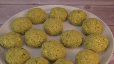 Kızarmış falafel topları, doğranmış baklagiller ve nohut. Yüksek kalite 4k görüntü