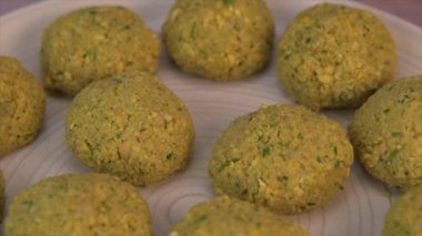 Kızarmış falafel topları, doğranmış baklagiller ve nohut. Yüksek kalite 4k görüntü