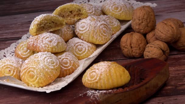 Традиционное Маамульское Мамульское Печенье Финиками Орехами Джемом Арабские Сладости Aid — стоковое видео