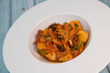 Ahtapot stili, domates, soğan, sarımsak, kırmızı biber, maydanoz, kaliteli fotoğraf.