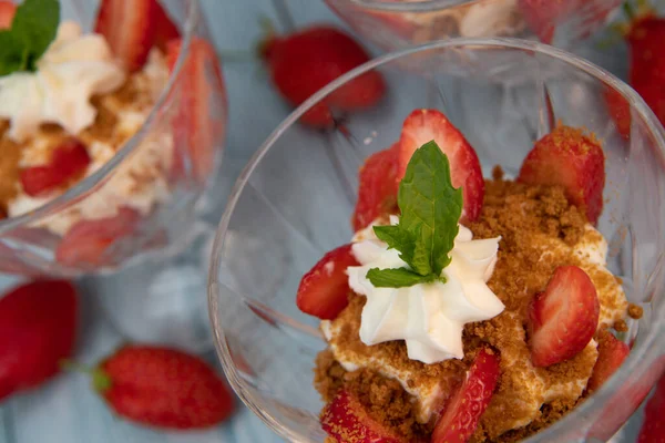 Çilekli tiramisu, mascarpone ve Speculoos, yüksek kaliteli fotoğraf.