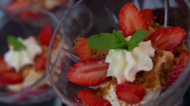 Mascarpone ve Speculoos ile çilekli tiramisu, yüksek kaliteli video.