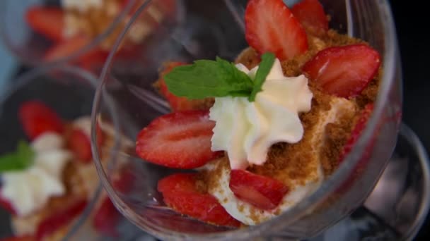 Strawberry Tiramisu Талісманом Спекультами Високоякісне Відео — стокове відео