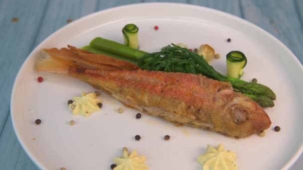 Bir Tabak Kızarmış Küçük Balık Kırmızı Kefal Yeşil Kuşkonmaz Yüksek — Stok video