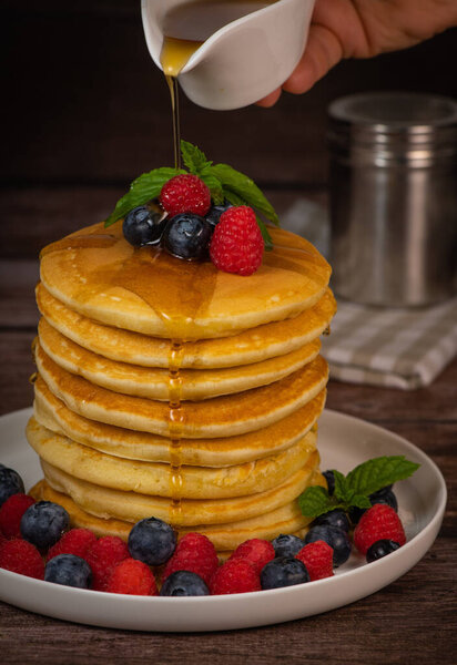 Рецепт блинов с кленовым сиропом с малиной и черникой, фото высокого качества