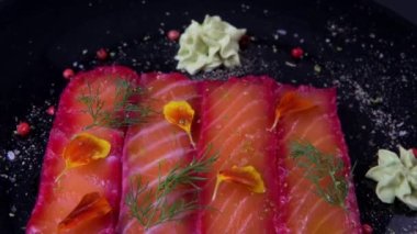Pancar ve avokado mayonez sosuyla marine edilmiş gravlax somonu tarifi. Yüksek kaliteli video