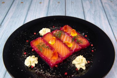 Pancar ve avokado mayonez sosuyla marine edilmiş gravlax somonu tarifi. Yüksek kalite fotoğraf