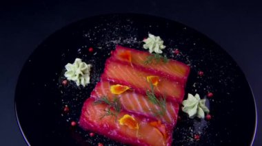 Pancar ve avokado mayonez sosuyla marine edilmiş gravlax somonu tarifi. Yüksek kaliteli video