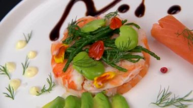 Tarifli balık aperatifi karides carpaccio, füme somon, avokado, samphire, geniş fasulye, limon sosu, zeytin yağı, beyaz yuvarlak tabakta mayonez ile servis edilen yüksek kaliteli video.