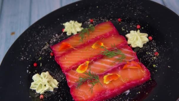 用甜菜和鳄梨蛋黄酱腌制的肉桂鲑鱼的配方 高质量的录像 — 图库视频影像
