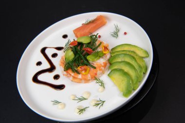 Tarifli balık aperatifi karides carpaccio, füme somon, avokado, samphire, geniş fasulye, limon sosu, zeytin yağı, beyaz yuvarlak tabakta mayonez ile servis edilen yüksek kaliteli fotoğraf.
