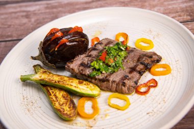 Izgara biftek ve chimichurri sosu. Yanında da sebze sosu. Yüksek kalite fotoğraf