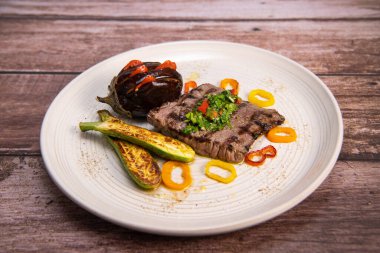 Izgara biftek ve chimichurri sosu. Yanında da sebze sosu. Yüksek kalite fotoğraf