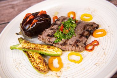 Izgara biftek ve chimichurri sosu. Yanında da sebze sosu. Yüksek kalite fotoğraf