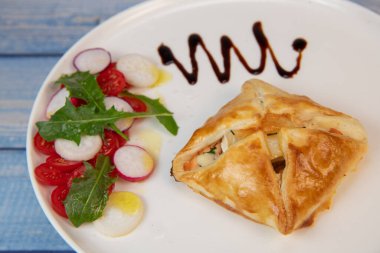 Somon ve keçi peynirli börek tarifi. Yüksek kalite fotoğraf