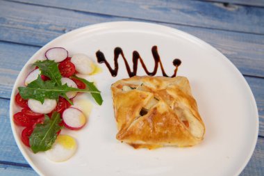 Somon ve keçi peynirli börek tarifi. Yüksek kalite fotoğraf