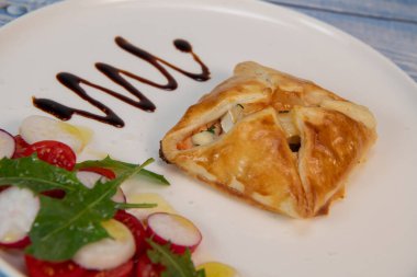 Somon ve keçi peynirli börek tarifi. Yüksek kalite fotoğraf