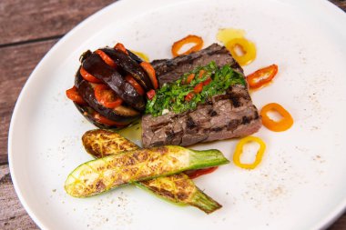 Izgara biftek ve chimichurri sosu. Yanında da sebze sosu. Yüksek kalite fotoğraf