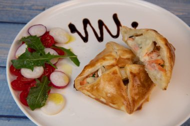 Somon ve keçi peynirli börek tarifi. Yüksek kalite fotoğraf