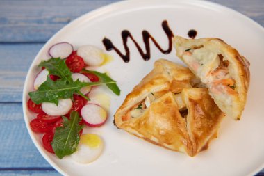 Somon ve keçi peynirli börek tarifi. Yüksek kalite fotoğraf